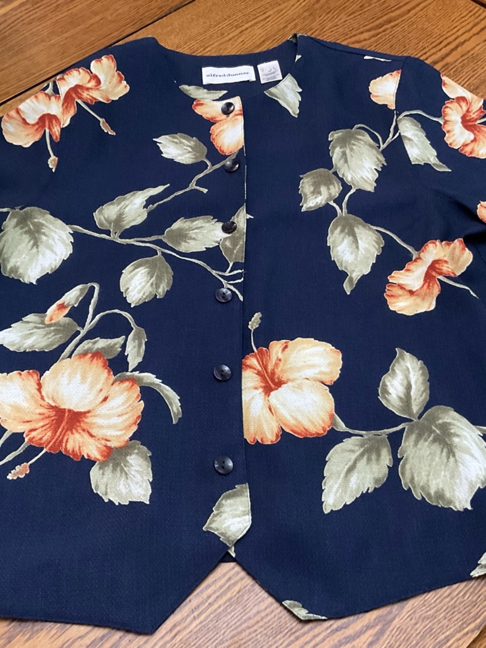 7-2026-Alfred Dunner Navy Floral Button Front Blouse. Size large